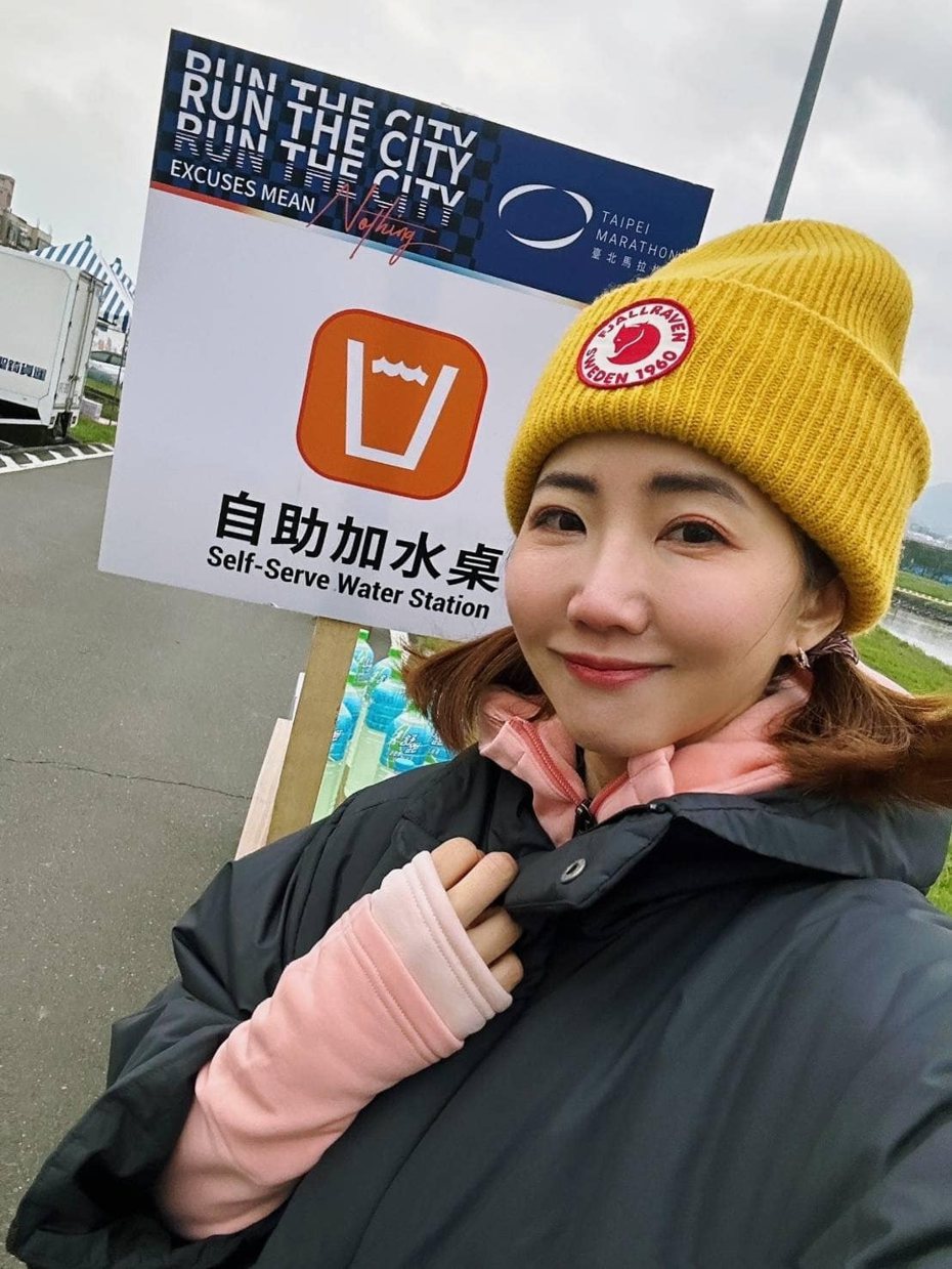 謝忻擔任台北馬拉松志工。 圖／擷自臉書