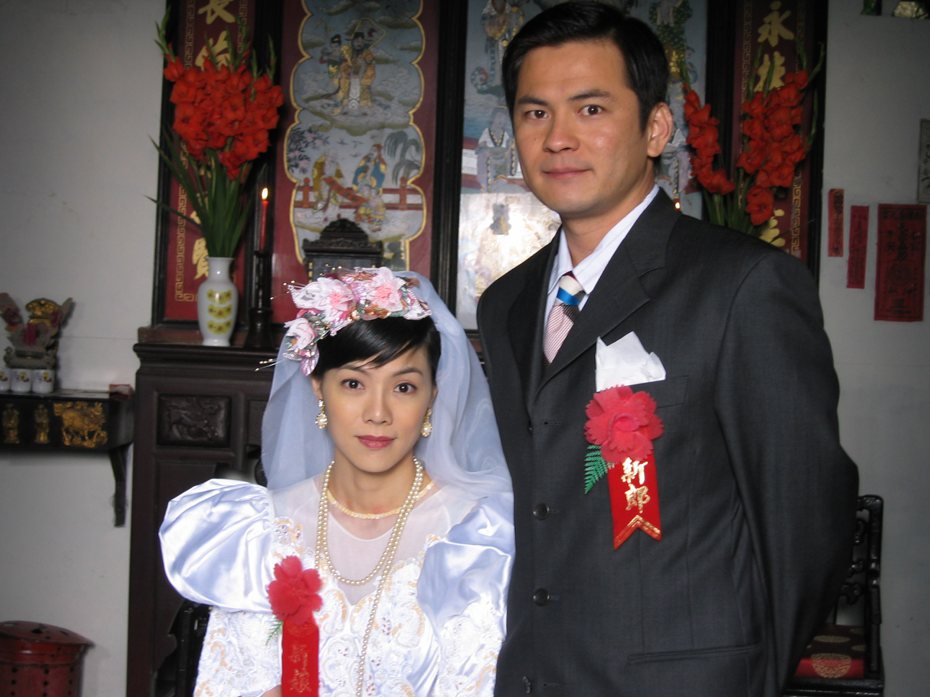 马国贤(右)当年拍「草山春晖」学道婚姻之道。图／大爱台提供