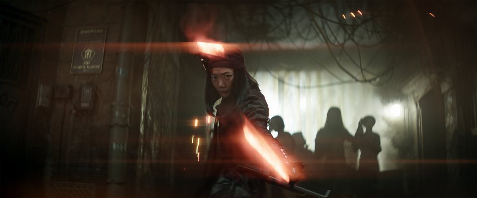 裴斗娜在劇片中揮舞雙刀飾演涅墨西斯。圖／Netflix提供