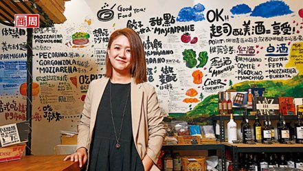 歐陸食材零售店好歐食庫是陳慕珊（圖）2018年打造的心血結晶，牆上密密麻麻寫著各種食材的吃法，讓一般消費者也看得懂、知道如何使用名廚愛用的食材。(攝影者．程思迪)