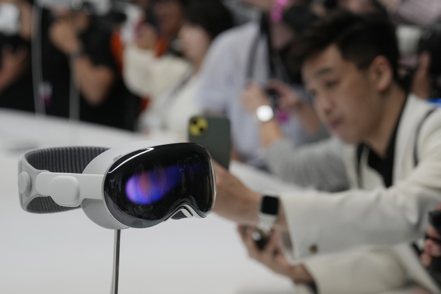 蘋果公司正全速生產混合實境頭戴裝置Vision Pro，爭取2月開賣。美聯社