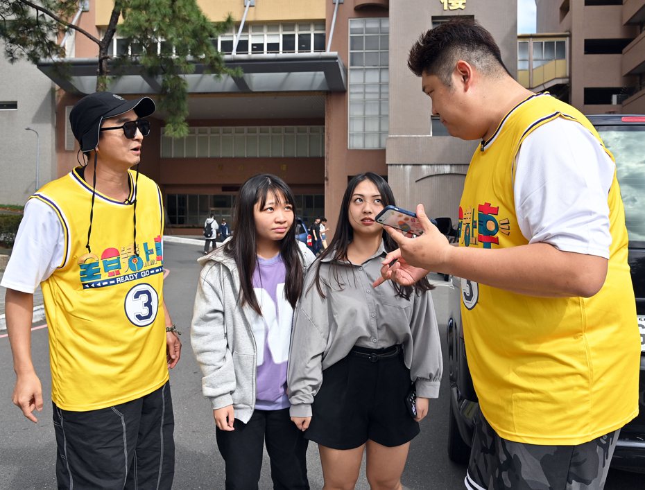 王少偉(左)、哈孝遠與學生互動玩遊戲。圖／台視提供