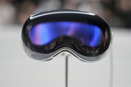 彭博資訊報導，蘋果正加速生產旗下首款混合實境（MR）頭盔「Vision Pro」，目標明年2月開賣。 美聯社