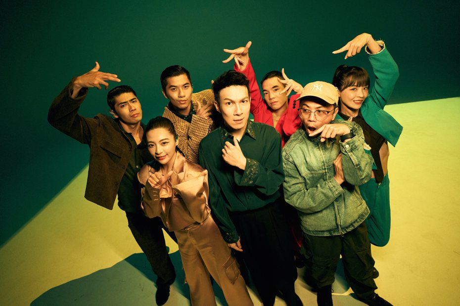 苏打绿阿龚（中）在他们的复刻单曲「控制狂（苏打绿版）」MV中展现舞技。图／苏打绿有限公司提供