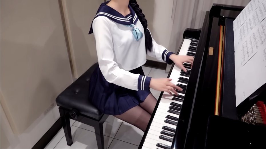 爆乳鋼琴女教師小P日前在YouTube頻道演奏《咒術迴戰》第二季4首鋼琴組曲，並換上4種不同服裝，也藏了彩蛋，引起網友熱議。（翻攝自YouTube頻道「Pan Piano」）