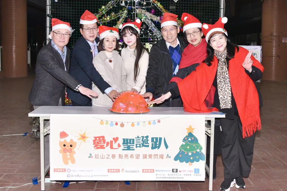 張如君(圖中，穿白衣者)發起「松山之春」公益活動，舉行聖誕點燈。圖／松山社區大學提供