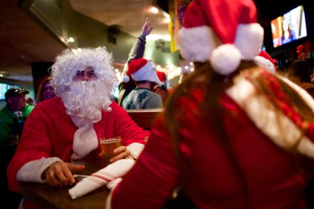 年關將近，華爾街已熱烈期待「耶誕老人行情」到來，為年底美股漲勢添加柴火。圖／路透