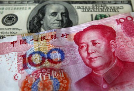 中國大陸通過人民幣中間價大幅偏強釋放穩匯率信號的做法，給國內企業的財務人員出了一個難題。      路透
