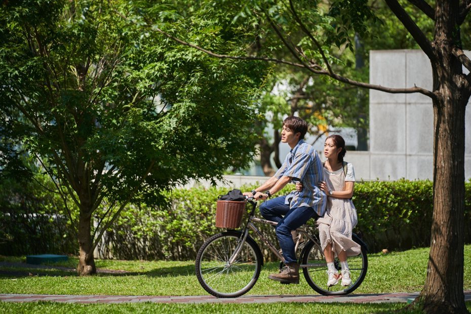 陈昊森、李霈瑜在新片「小子」浪漫骑乘脚踏车。图／良人行提供