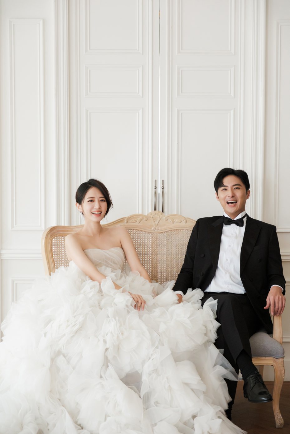洪诗(左)、李运庆拍婚纱照。图／繁星浩月娱乐提供