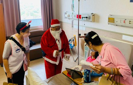 南山人壽義工曾在耶誕節時，裝扮成耶誕老人到台中澄清醫院中港分院探望病童。 南山人壽／提供