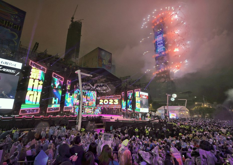 台北跨年晚會擠滿參與民眾欣賞101跨年煙火秀，想要順利進散場成為一大挑戰。本報資料照片