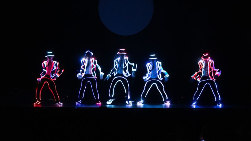 「光影魔幻馬戲團」光子克魯舞蹈光影秀。圖／寬宏藝術提供