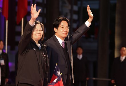 總統府升旗典禮清晨在總統府前廣場舉行，今年主題為「活力台灣 世代永續」，蔡英文總統（左）也率副總統賴清德（右）出席，並向廣場民眾揮手。 （記者胡經周／攝影）