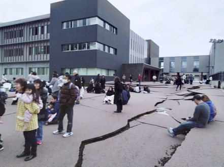 日本石川縣1日強震後，該縣輪島市的道路出現裂縫。路透