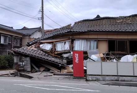 日本石川縣1日發生推測規模7.6的強震後，輪島市有房屋倒塌。路透