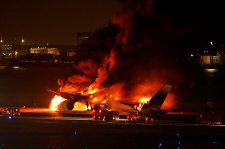 一架日本航空從新千歲機場起飛編號516的客機，在東京羽田機場的跑道與日本海上保安廳的飛機相撞，熊熊烈火直衝天際。 圖／路透