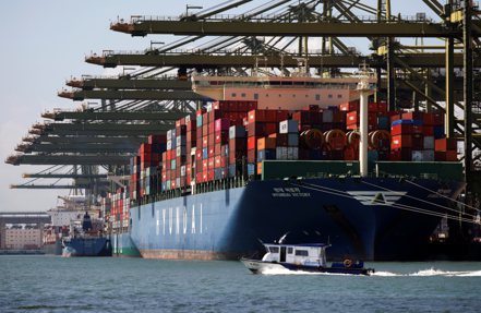 缺船、缺櫃的「供應鏈焦慮」爆發中。圖為新加坡港貨櫃碼頭。   路透
