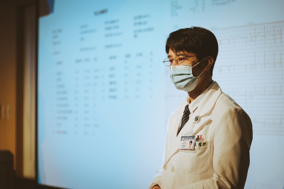 胡宇威在「打怪任务」中首次接拍医生角色。图／大爱电视提供