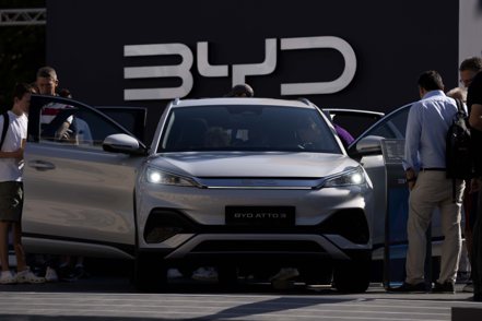 中國比亞迪汽車去年第4季銷量首次超過美國電動車大廠特斯拉；專家表示，比亞迪背後的中國政府之手已經令美國和歐洲擔憂。 （美聯社）