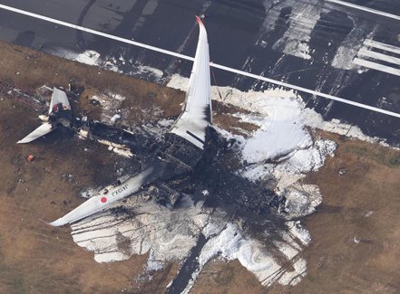 東京羽田機場2日下午，日航A350客機和海保廳飛機擦撞導致起火爆炸，造價3億美元的A350客機燒得焦黑全毀，畫面震驚國際社會。取自X