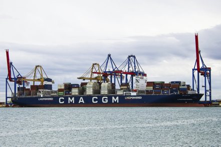 法國達飛海運集團表示，15日起調漲亞洲至地中海地區的貨櫃運價，最多比元旦貴上100%。美聯社