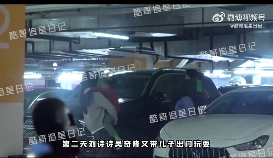 刘诗诗(左)抱着儿子和吴奇隆(右)开车出门玩耍。图／摘自微博