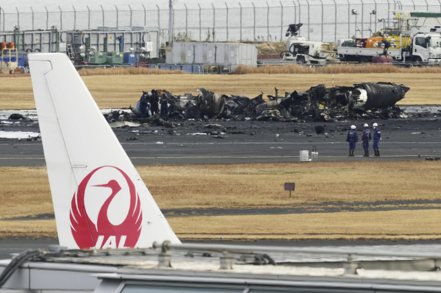 日本東京羽田機場2日發生日本航空JAL516班機跟海上保安廳飛機在跑道擦撞上後雙雙燒毀的事件，海保人員5死1傷，JAL516機上379人全數逃出。圖為燒毀的海保機3日影像。美聯社