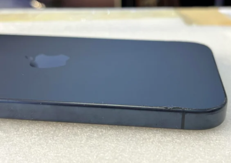 一名iPhone 15 Pro的消費者表示，在使用約一個半月後，手機邊框部分似乎有黏著劑沿着邊緣滲出，讓人感覺手機的背板像是一張「正在剝落的貼紙」。擷自Reddit平台