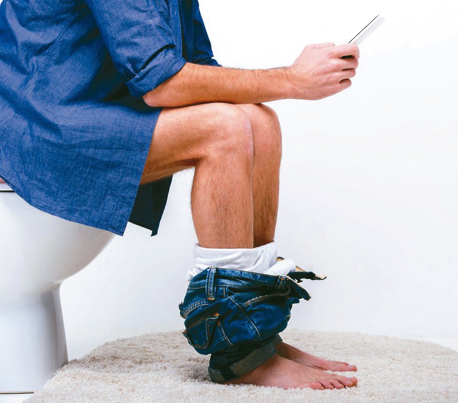現代人手機不離身，連上廁所都邊滑邊上，久坐會讓肛門附近的靜脈叢充血擴大，形成「痔瘡」。痔瘡示意圖，圖片來源／123RF。