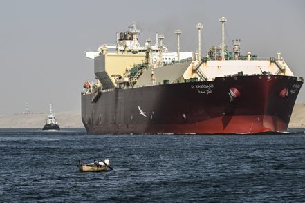 紅海航行商船遇襲的威脅，持續帶動從亞洲到歐洲及美國的短期貨櫃運價上揚。歐新社