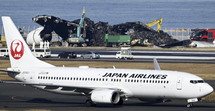 日本航空編號516班機2日降落羽田機場時與海上保安廳定翼機發生追撞起火意外。美聯社