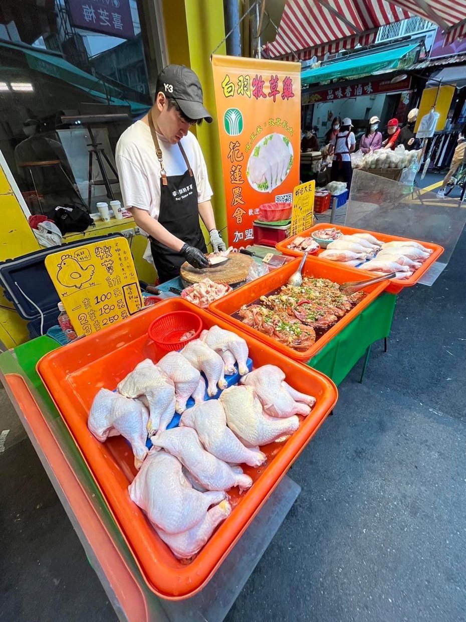 沈建宏出现在传统市场卖鸡腿。图／摘自脸书