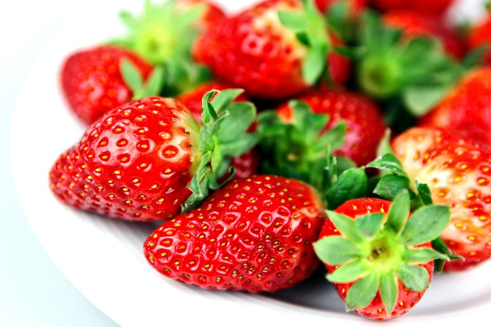 冬天是台灣草莓盛產的季節，草莓粉紅粉紅的看了討喜，酸酸甜甜的又好吃，又富含維生素C、鉀、葉酸等營養。