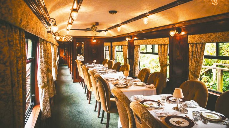 豪華餐廳車廂以百年精品工藝原木打造。 圖／摘自皇家蘇格蘭人號官網