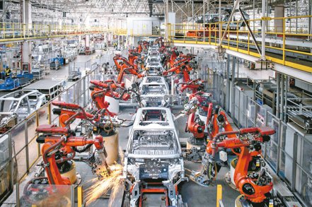 大陸汽車產業發展蓬勃，官方規劃到2025年要制定30項以上汽車晶片重點標準。 路透