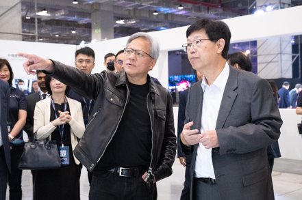 輝達（NVIDIA）執行長黃仁勳去年來台參加鴻海科技日，右為鴻海董事長劉揚偉。 圖／鴻海提供