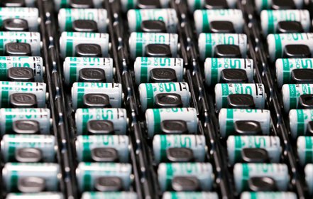 大陸電池負極材料產量占比提升至97.3%，依然掌握動力電池的主要材料。（路透）