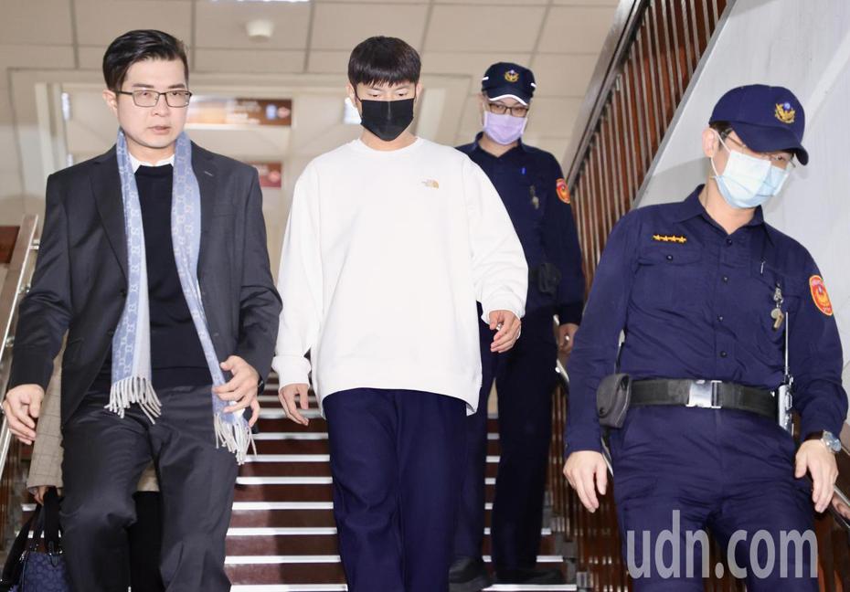 强制猥亵案出庭应讯后，宥胜（左二）在法警与律师陪同下，步行下楼梯。记者陈正兴／摄影
