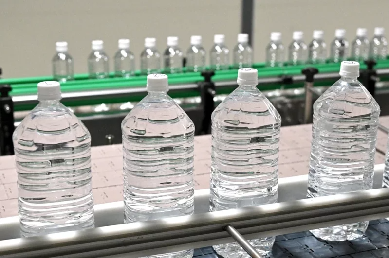 今天發表於美國「國家科學院學報」的新研究指出，瓶裝水中所含塑膠微粒的數量，比先前認為的多上100倍。圖為瓶裝水示意
。 圖／路透社