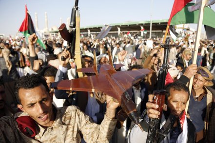 胡塞武裝周六軍事演習。圖為葉門叛軍青年運動的數千名支持者12日舉行集會，抗議美英聯合對該組織營地進行報復性空襲。新華社
