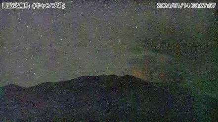 日本西南部鹿兒島十島村諏訪的瀨島火山在14日凌晨12點22分發生火山噴發，氣象廳緊急發布「噴火速報」。取自X