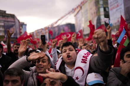 土耳其在新的一年將最低工資調高49%，幾家華爾街貸款機構警告，這個幅度可能令央行抑制通膨的努力更複雜化。(美聯社)