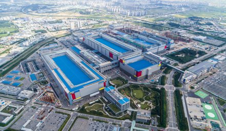 三星電子計劃投資500兆韓元，響應政府政策。圖為三星電子位於平澤的晶片廠。（路透）