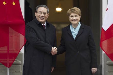 大陸總理李強（左）與瑞士聯邦主席阿姆赫德（右）舉行會談，雙方同意盡快啟動自貿協定升級談判，同時給予對方更多簽證便利。  （美聯社）