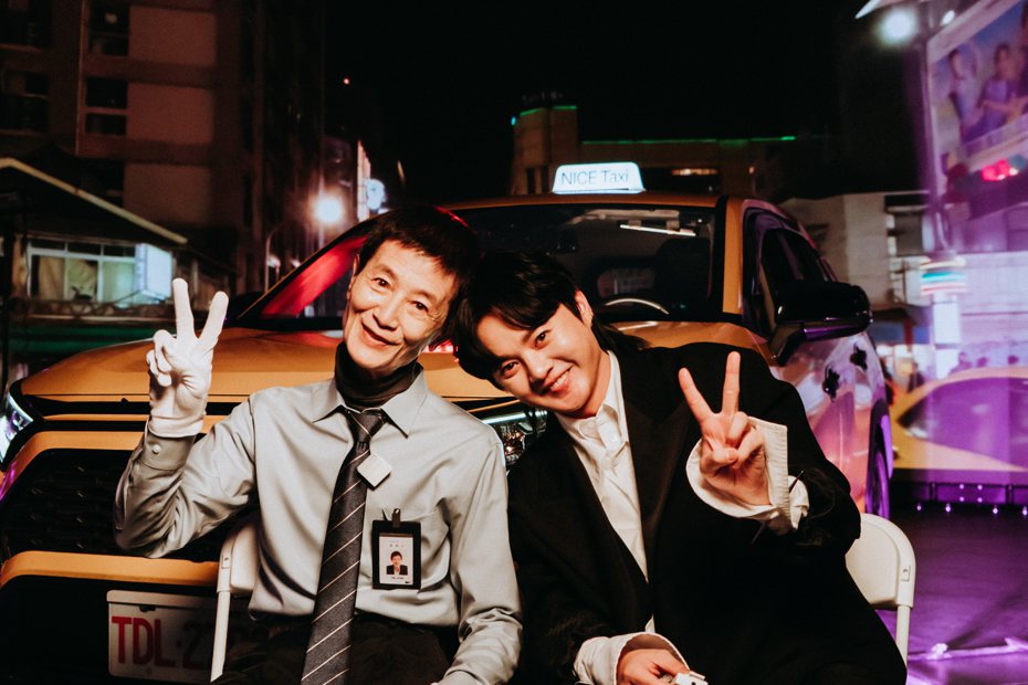 陳博正（左）為許富凱新歌「運將的後照鏡」MV演出。圖／何樂音樂提供