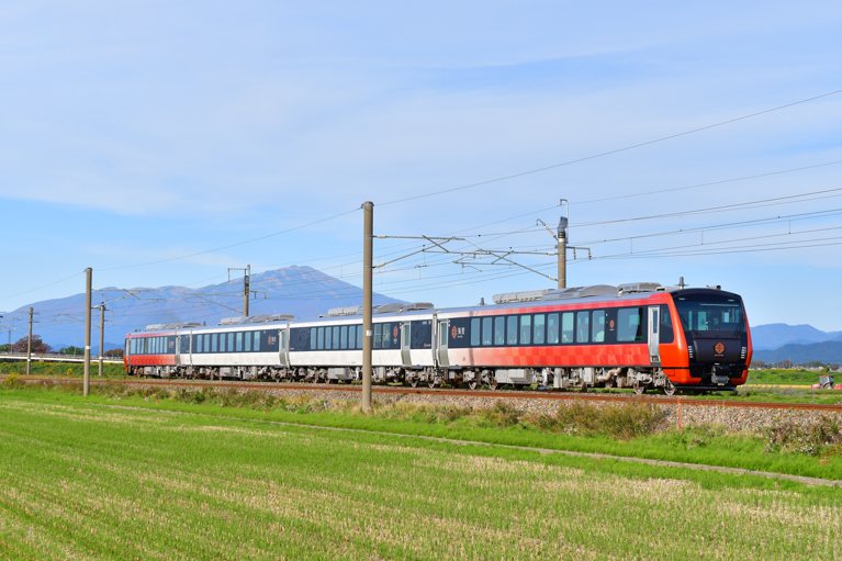 「海里」的列車設計，以橘白為主，呼應夕陽與新雪。 圖／JR東日本提供