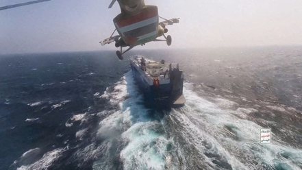 胡塞組織（又譯青年運動組織）去年11月開始在紅海襲擊商船，美國17日重新將其列入恐怖組織名單。 路透