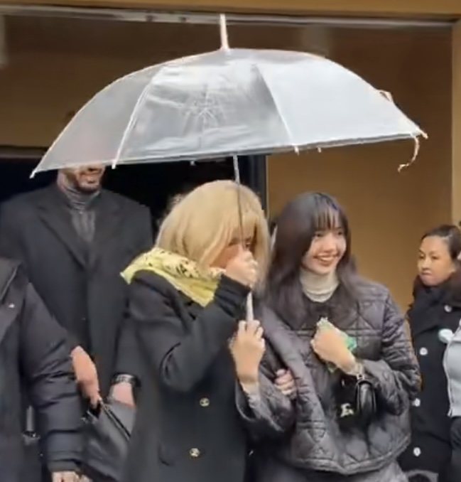 Lisa（右）和法國夫人交情好，還一起撐傘。圖／摘自微博