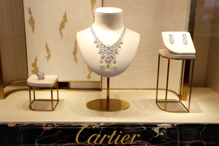 珠寶品牌卡地亞（Cartier）母公司歷峰集團（Richemont）上季在歐洲的銷售下滑，但中國大陸和美洲的需求比預期強勁，抵擋了奢侈品成長放緩的趨勢，使整體銷售表現超乎預期。 路透
